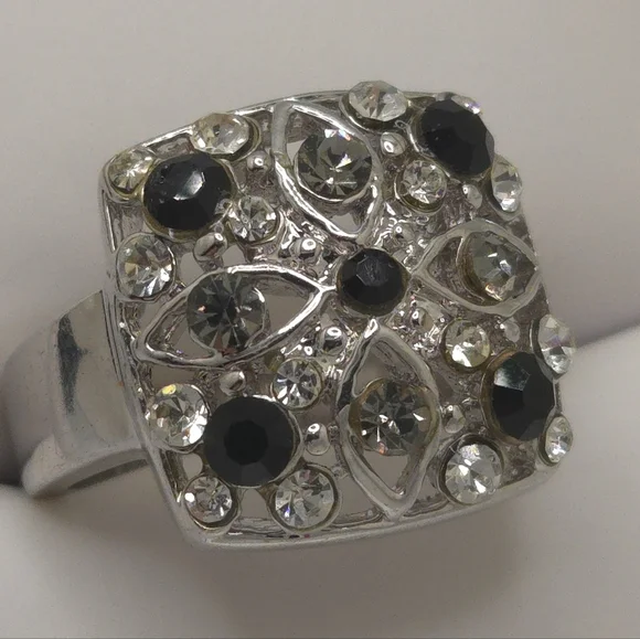 ✨2/$10✨ Silver and Black Gemstone Ring Size 8 - Picture 3 of 9